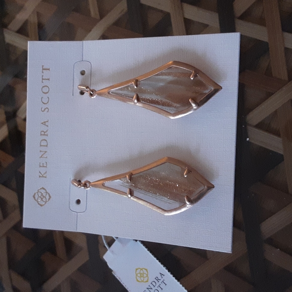 Kendra Scott Jewelry - Kendra Scott Olivia Earrings in Rose Gold and dusted glass